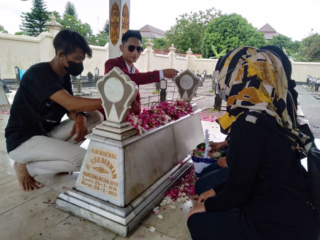 Daniel Cahya Saputra Selebgram Hits Jogja saat tabur bunga di TMP Kusumanegara