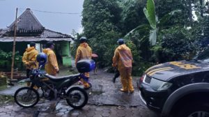 Petugas sedang melalukan proses evakuasi di kantor Kapanewon Cangkringan, Sleman, DI Yogyakarta yang rusak akibat hujan deras disertai angin kencang Jumat 11 Februari 2022. @ foto InilahJogja