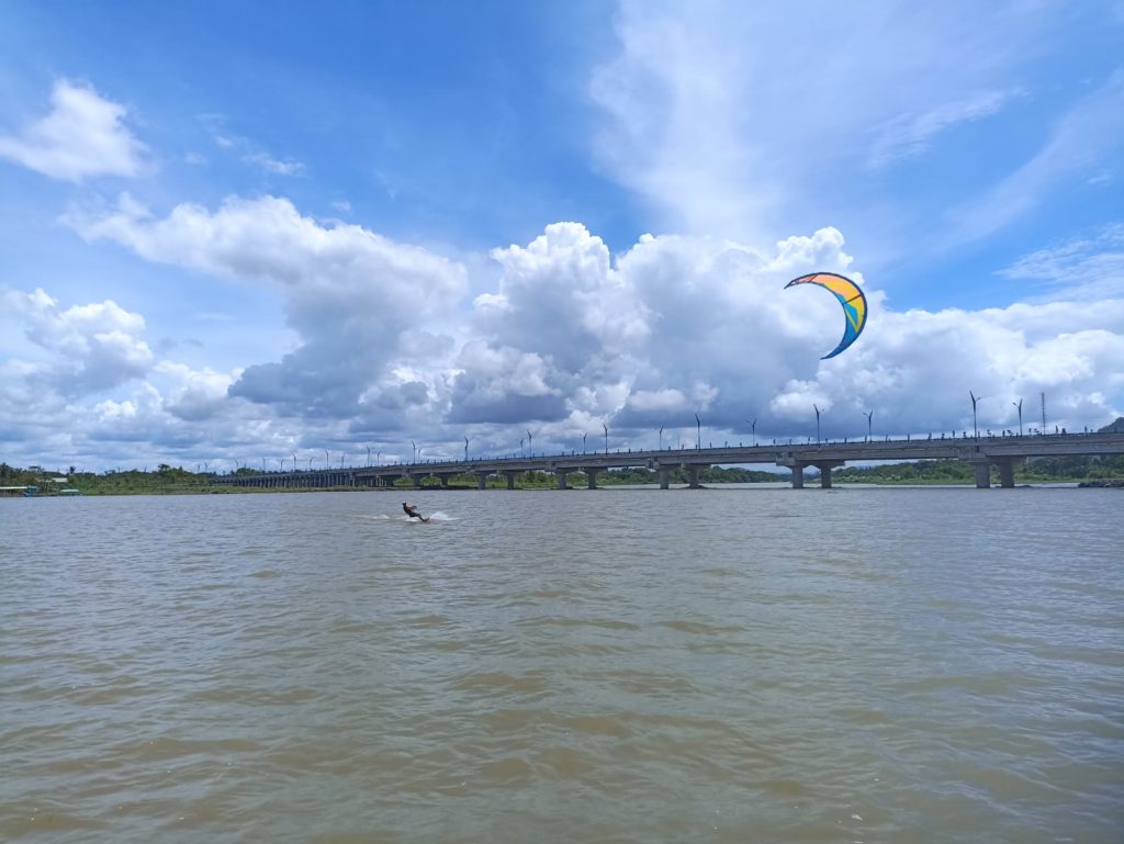 Aksi Kitesurfing di Pantai Depok (ist)